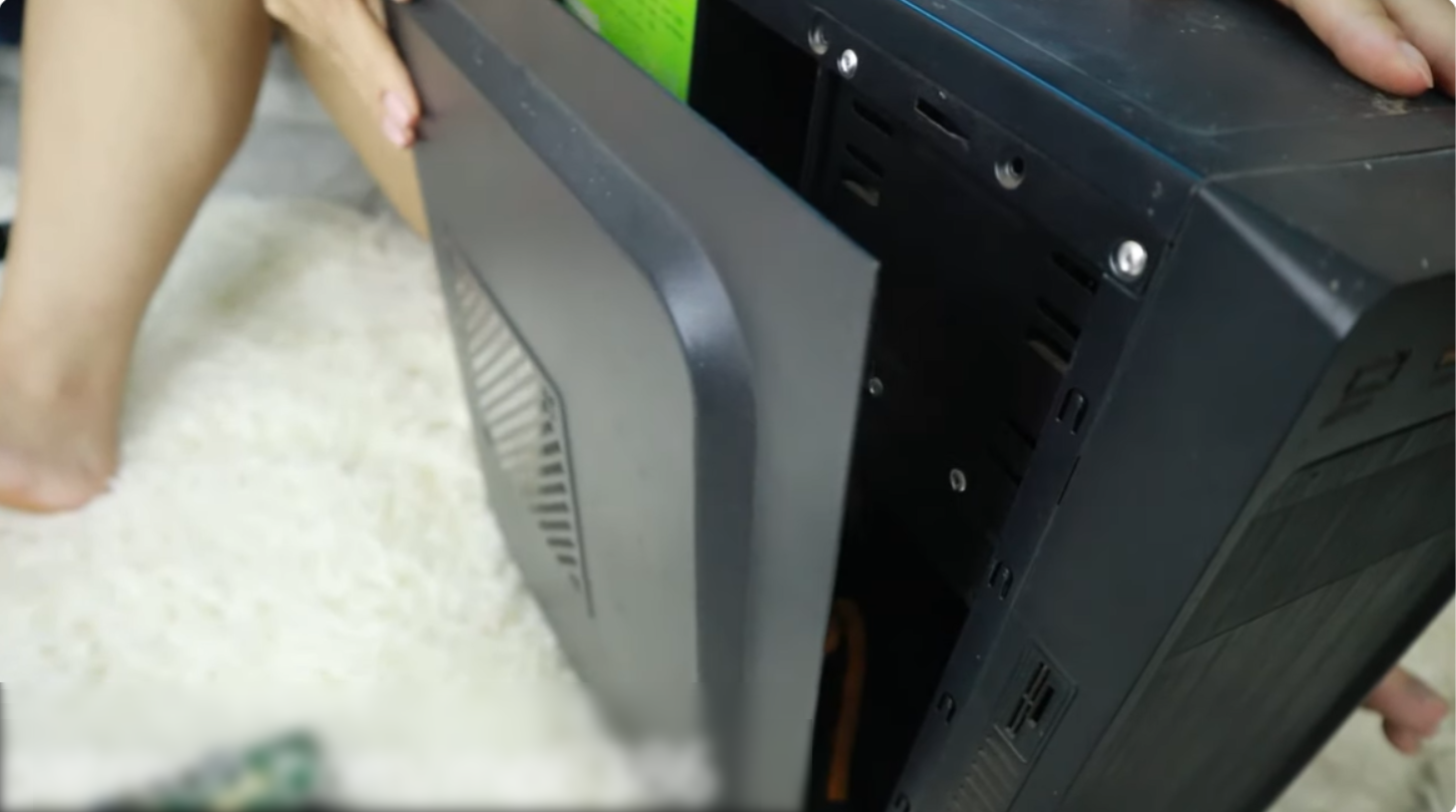 握尼玛，换硬盘你倒是穿条裤子啊