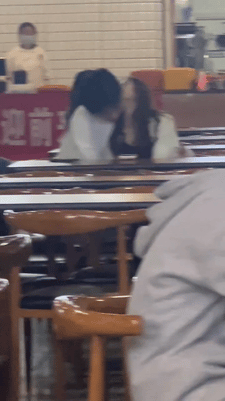 小伙子在餐厅拼命给女朋友打气