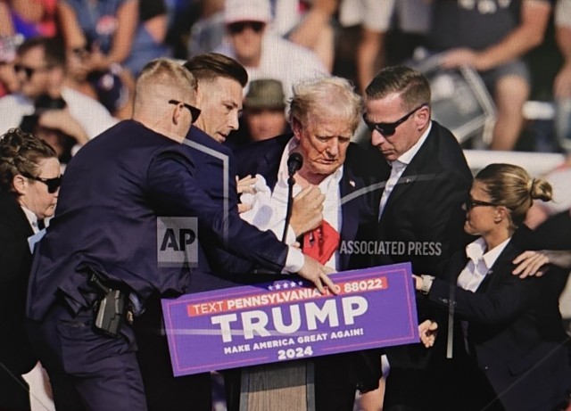 特朗普演讲现场响起枪声！特朗普面部有血迹