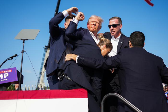 特朗普演讲现场响起枪声！特朗普面部有血迹