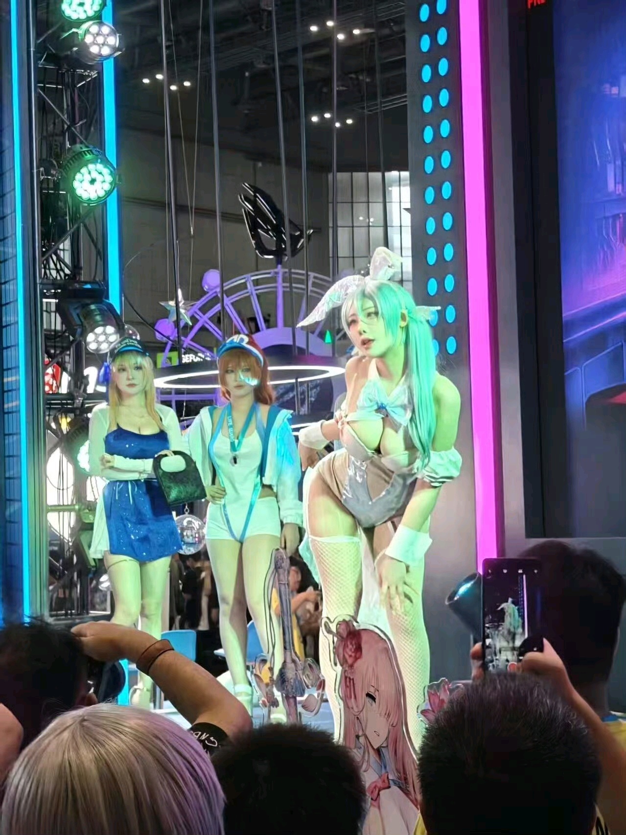 上海BW2025韩国Coser性感开场，遭网友举报抵制