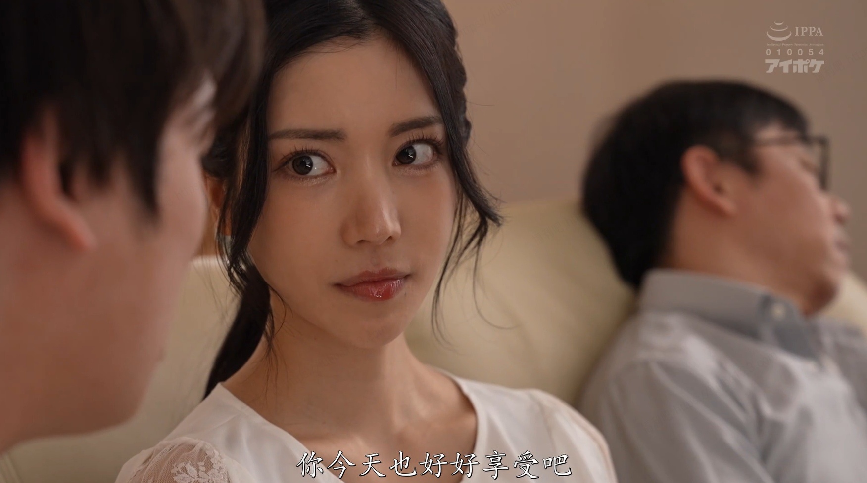 楓カレン:《按摩小子对美丽人妻的媚药诱惑》