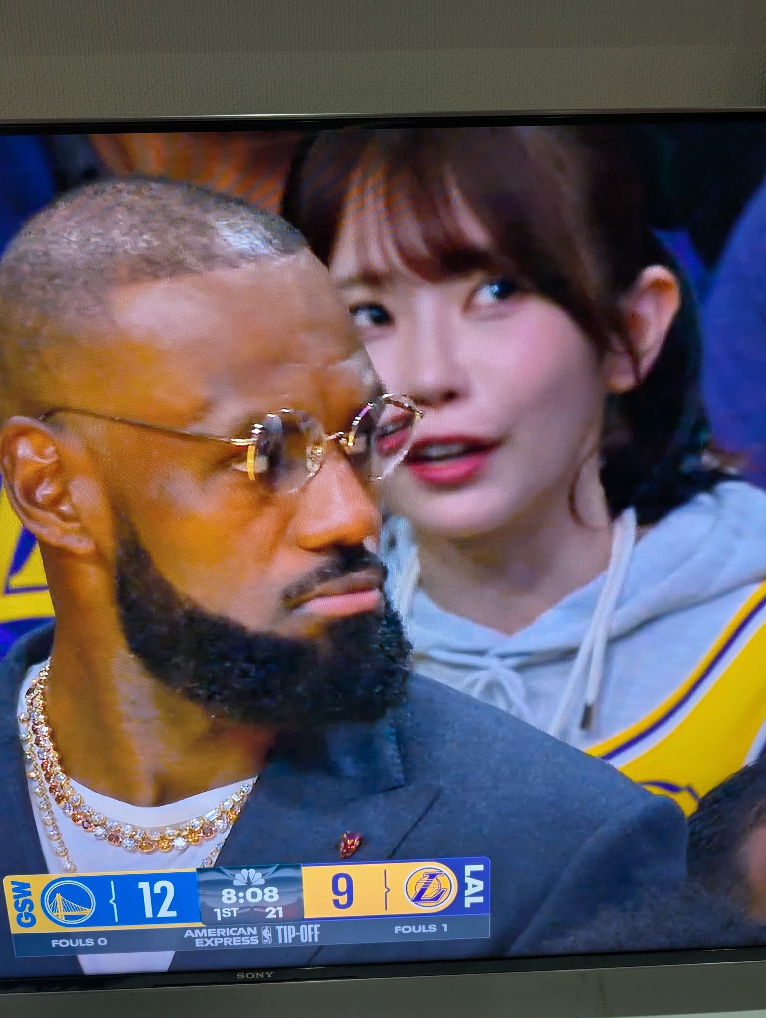 NBA新赛季直播,詹姆斯背后女孩居然是“葵伊吹”