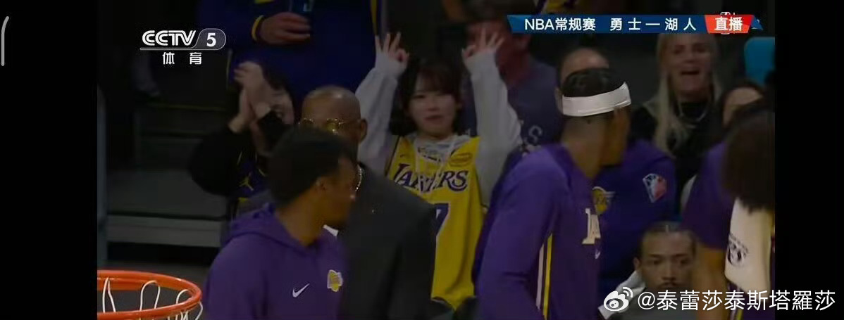 NBA新赛季直播,詹姆斯背后女孩居然是“葵伊吹”