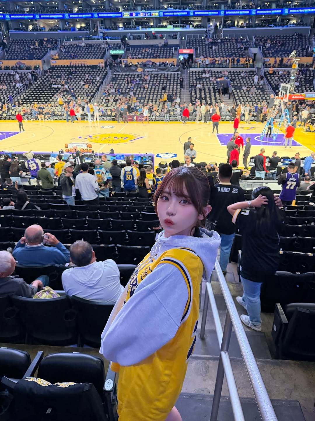 NBA新赛季直播,詹姆斯背后女孩居然是“葵伊吹”