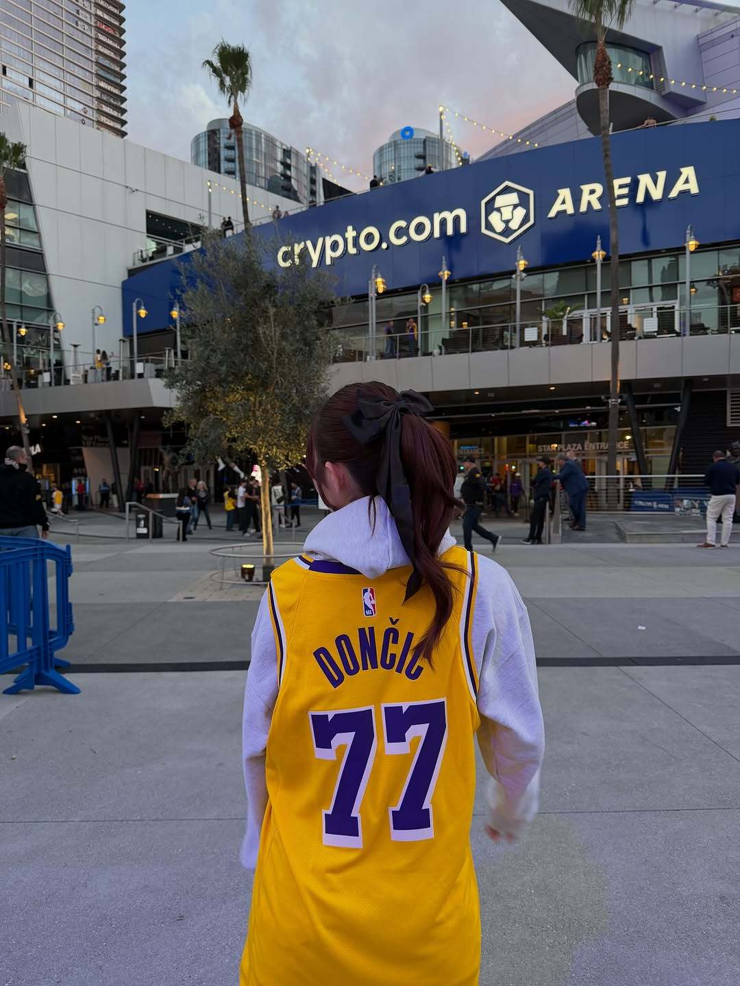 NBA新赛季直播,詹姆斯背后女孩居然是“葵伊吹”