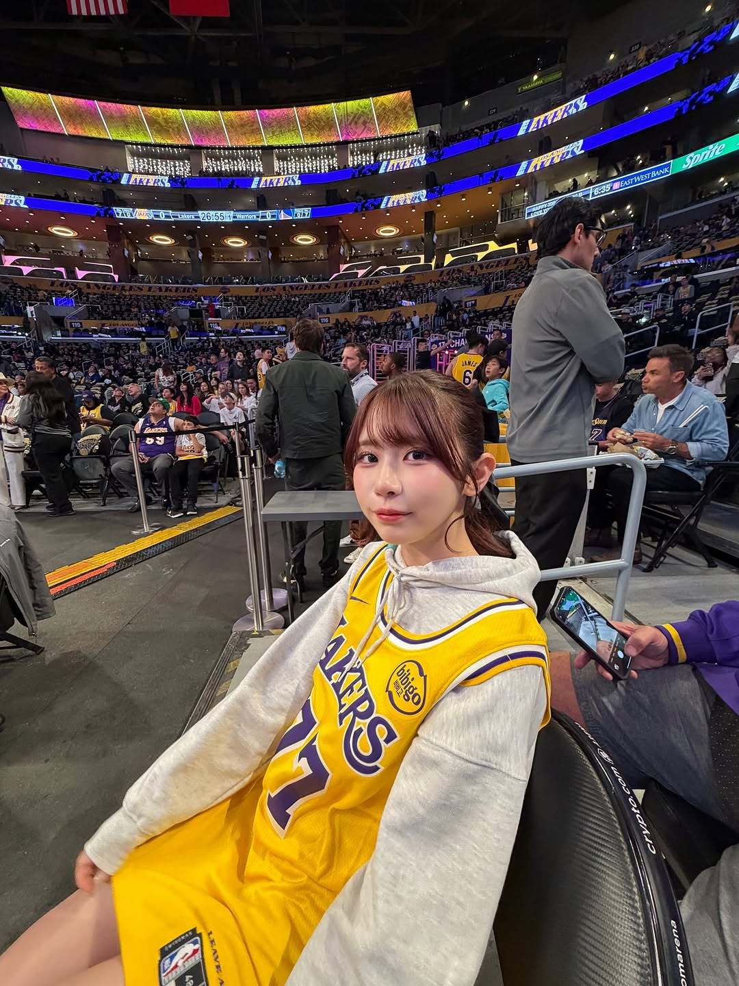 NBA新赛季直播,詹姆斯背后女孩居然是“葵伊吹”