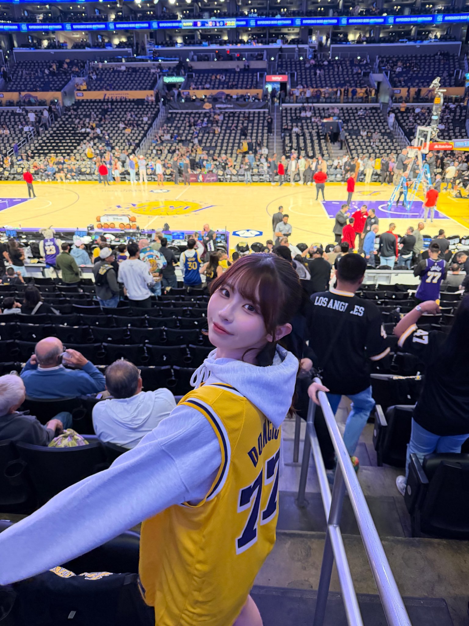 NBA新赛季直播,詹姆斯背后女孩居然是“葵伊吹”