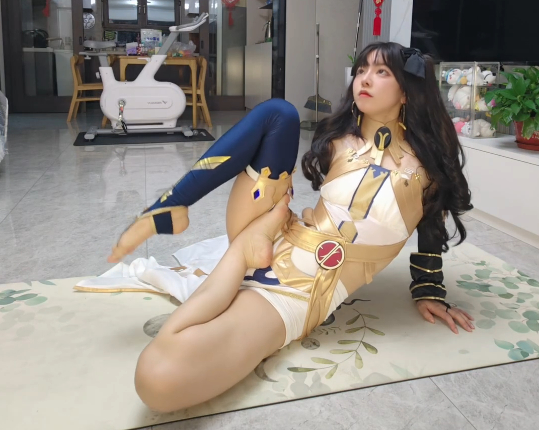 缘樱澪：热爱瑜伽的二次元COS女孩，日常直播怼镜头一字马